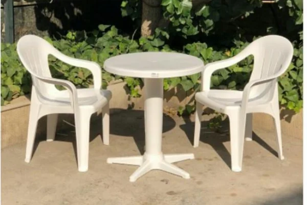 راهکارهایی برای دکور ارزان با میز و صندلی پلاستیکی