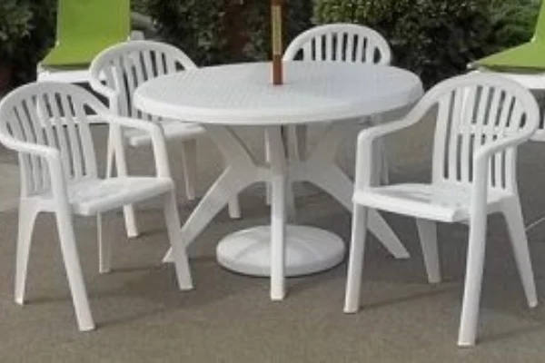 مبلمان بودجه‌پذیر: زیبایی و کارایی در میز و صندلی‌های پلاستیکی