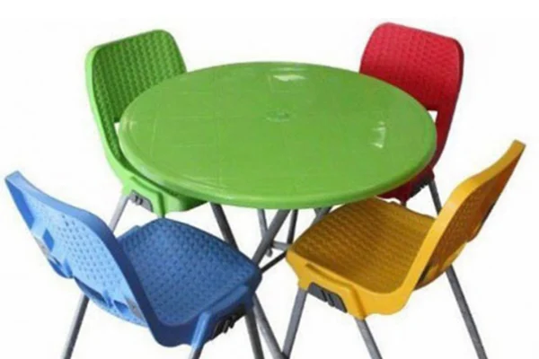 مبلمان مقرون به صرفه: جلوه‌ی ارزان با میز و صندلی پلاستیکی